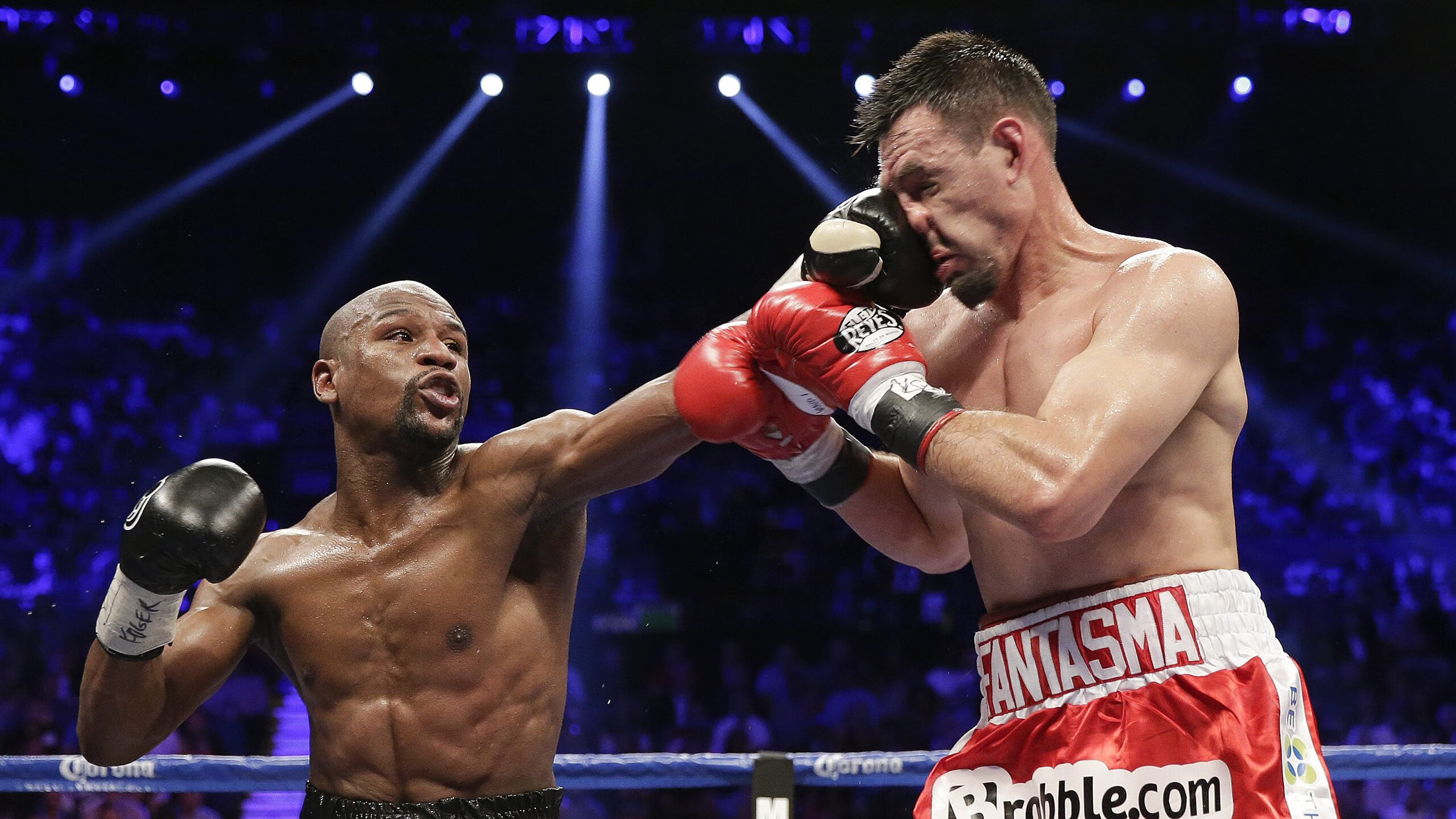 姆巴佩在中国队比赛中反败为胜，领先优势明显引发热议！全场沸腾不已